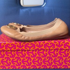Tory Burch Carolina 2 Ballet shoe in Sand color size 7.5